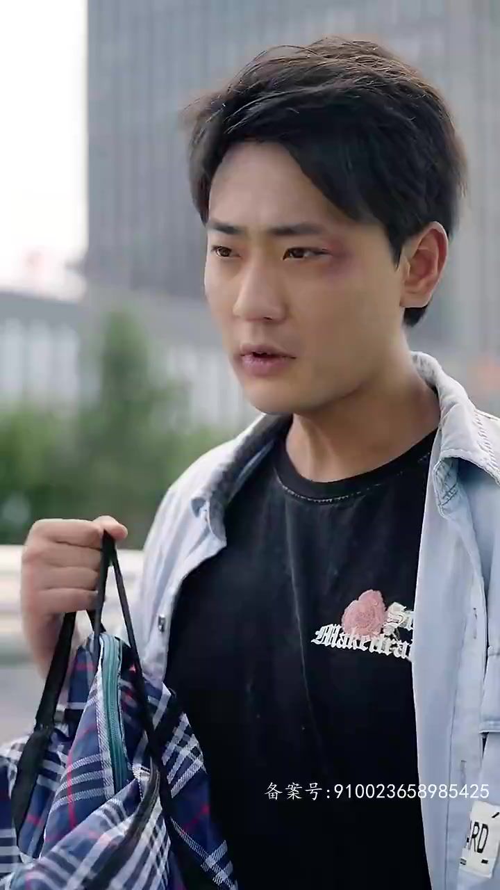 电影：物价贬值后被女明星倒追